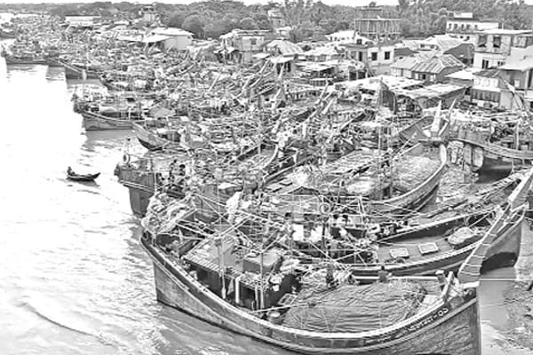 সাগর উত্তাল, ঘাটে নোঙর শত শত ট্রলার