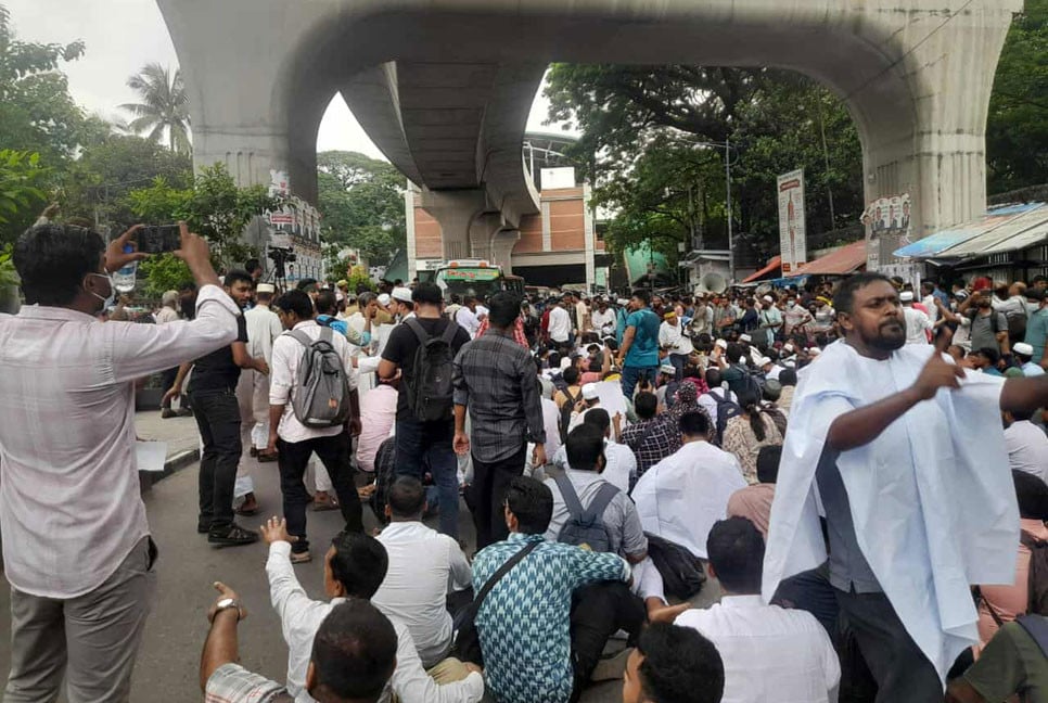 প্রেসক্লাবে আন্দোলনকারীদের ওপর জলকামান-সাউন্ড গ্রেনেড নিক্ষেপ