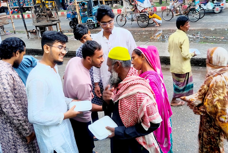 বগুড়ায় গরিব-অসহায়দের মাঝে খাবার বিতরণ