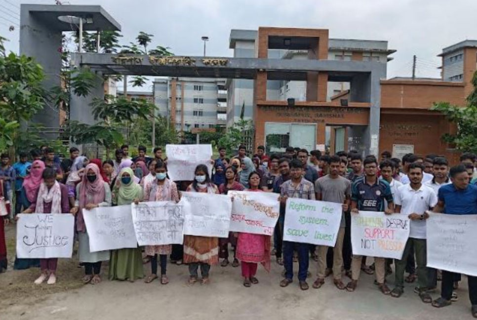 শাটডাউনের মধ্যে পরীক্ষার রুটিন দেয়ায় শিক্ষার্থীদের বিক্ষোভ