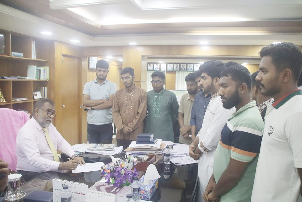 সেবা উন্নীতকরণে ইবি শিক্ষার্থীদের স্মারকলিপি