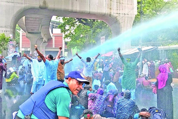 শিক্ষক প্রার্থীদের মিছিলে জলকামান