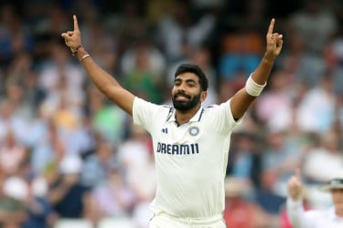 ওয়াসিম আকরামকে পেছনে ফেললেন বুমরাহ