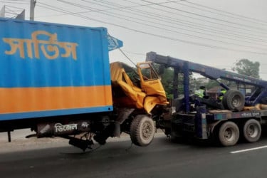 টাঙ্গাইলে দাঁড়িয়ে থাকা ট্রাকে কাভার্ডভ্যানের ধাক্কা, নিহত ১