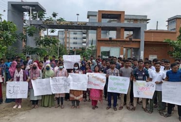 শাটডাউনের মধ্যে পরীক্ষার রুটিন দেয়ায় শিক্ষার্থীদের বিক্ষোভ