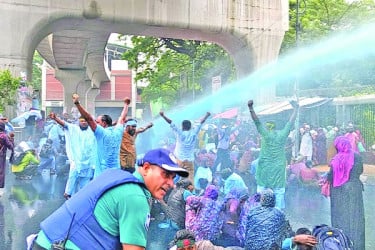 শিক্ষক প্রার্থীদের মিছিলে জলকামান