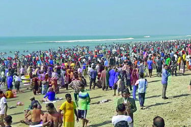 পর্যটন স্পটে হুমকিতে নারীর গোপনীয়তা
