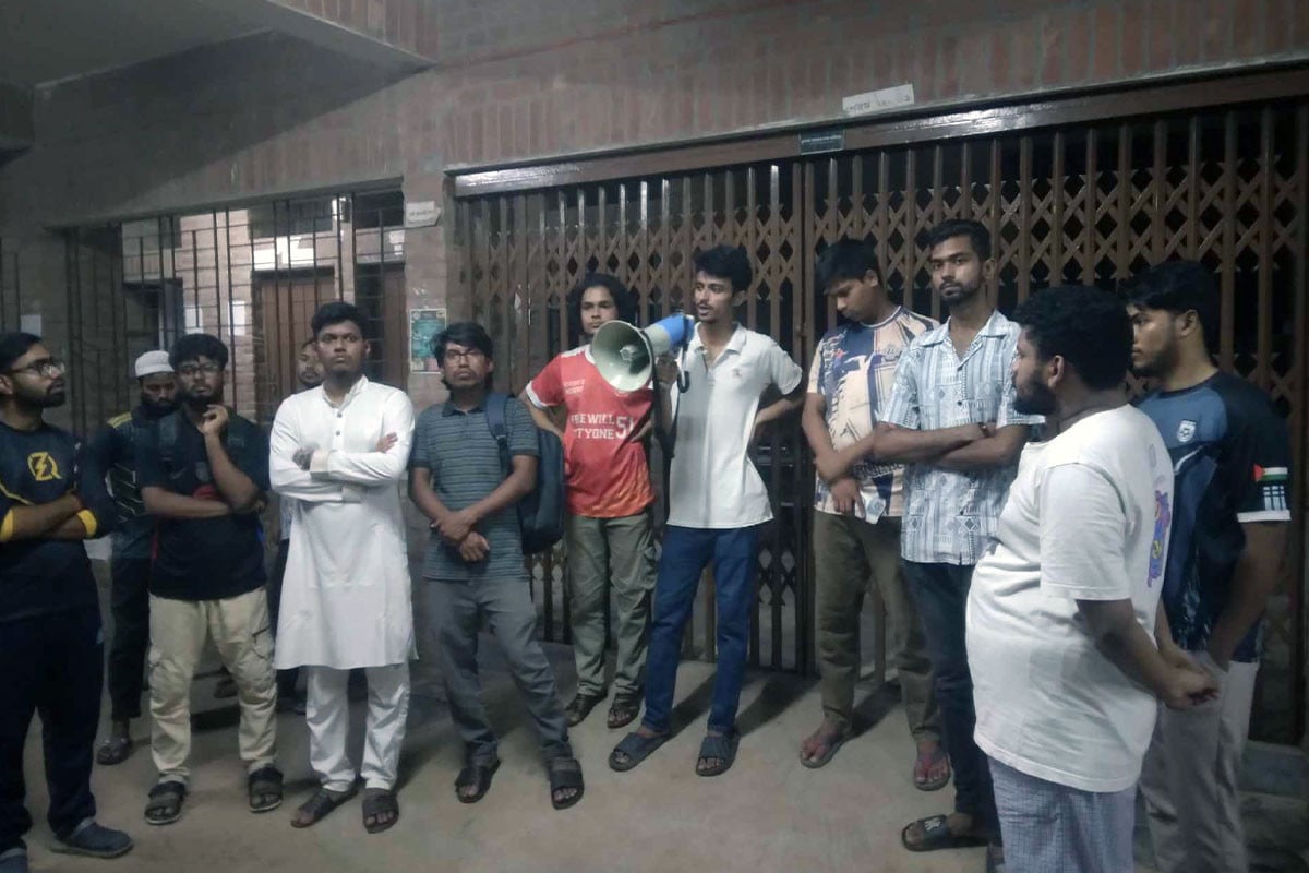 শিক্ষার্থীর মৃত্যুকে কেন্দ্র করে জাবিতে চিকিৎসা কেন্দ্র ঘেরাও