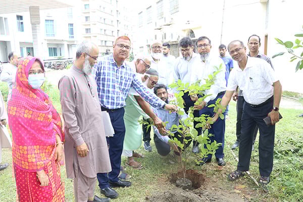 পরিবেশের ভারসাম্য রক্ষা ও টেকসই উন্নয়নে বৃক্ষরোপণ কর্মসূচি অত্যন্ত জরুরি : ডুয়েট উপাচার্য