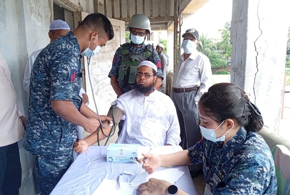 বরগুনায় সুবিধাবঞ্চিত মানুষের মাঝে বাংলাদেশ নৌবাহিনীর বিনামূল্যে চিকিৎসা সেবা প্রদান