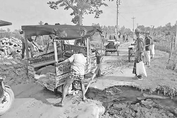 বন্যানিয়ন্ত্রণ বাঁধে ধস, বন্ধ যান চলাচল