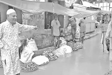 হাঁটু পানি, ভোগান্তি ক্রেতা-বিক্রেতার