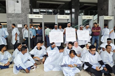 কাফনের কাপড় পরে এনবিআরের কর্মকর্তা-কর্মচারীদের কলম বিরতি