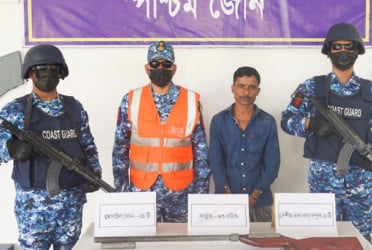 সুন্দরবনে অস্ত্রসহ বনদস্যু আটক
