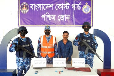 সুন্দরবনে অস্ত্র-গুলিসহ বনদস্যু বাহিনীর সদস্য আটক