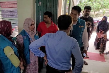 নওগাঁয় ছদ্মবেশে নির্বাচন কার্যালয়ে দুদক