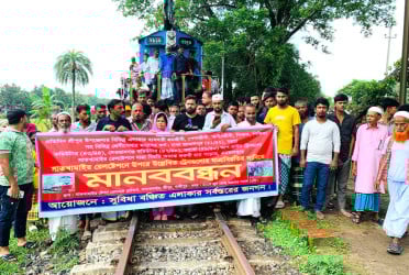 শ্রীপুরে স্টেশন চালুর দাবিতে ট্রেন আটকে মানববন্ধন