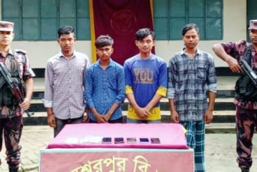 দিনাজপুরে সীমান্তে আটক ৪
