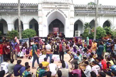 কারমাইকেল কলেজে ২১ দফা দাবিতে শিক্ষার্থীদের ‘কমপ্লিট শাটডাউন’