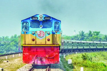 ভোগান্তি পিছু ছাড়ছে না যাত্রীদের