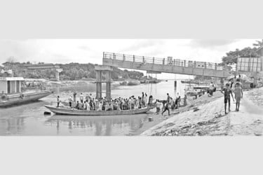 বাল্কহেডের ধাক্কায় ভাঙল নির্মাণাধীন ব্রিজের অংশ