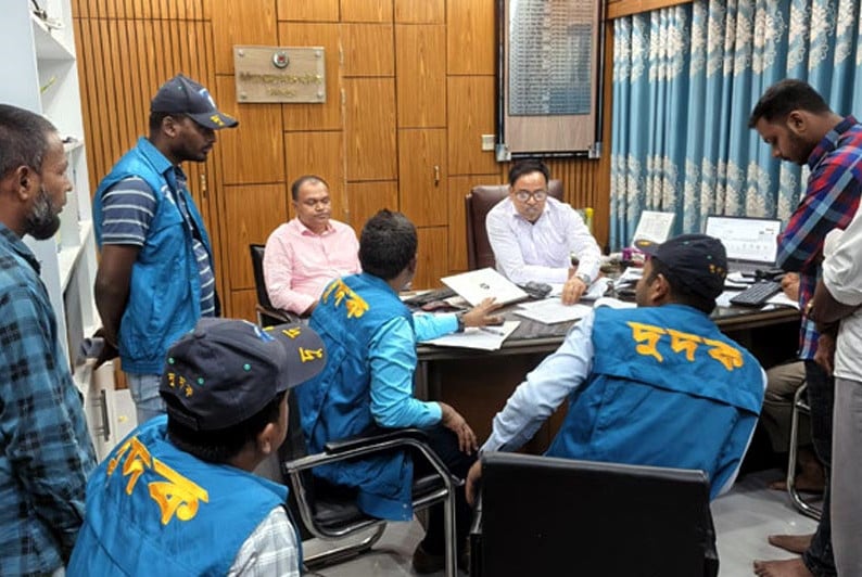 দিনাজপুরে নির্বাচন অফিসে দুদকের অভিযান