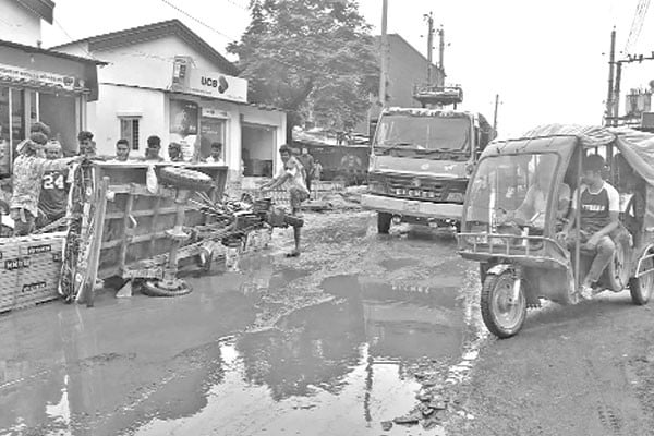 খানাখন্দে চলাচলের অনুপযোগী সড়ক