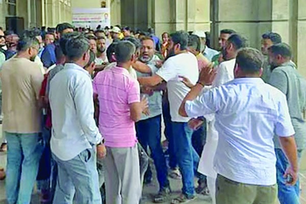 নগর ভবনে সংঘর্ষ ইশরাকপন্থিদের