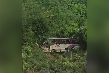 খাগড়াছড়িতে নিয়ন্ত্রণ হারিয়ে বাস খাদে, আহত ৯