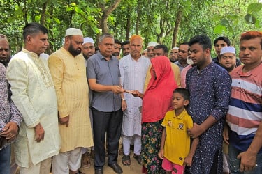 শ্রীপুরে ডাকাতের হামলায় নিহত চালকের পরিবারের পাশে বিএনপি