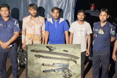বগুড়ায় দেশীয় অস্ত্রসহ গ্রেফতার ৩
