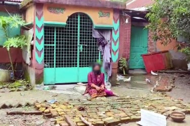বিয়ের দাবিতে প্রেমিকের বাড়িতে তরুণীর অবস্থান