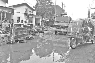 খানাখন্দে চলাচলের অনুপযোগী সড়ক