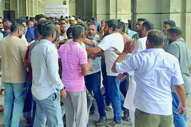 নগর ভবনে সংঘর্ষ ইশরাকপন্থিদের