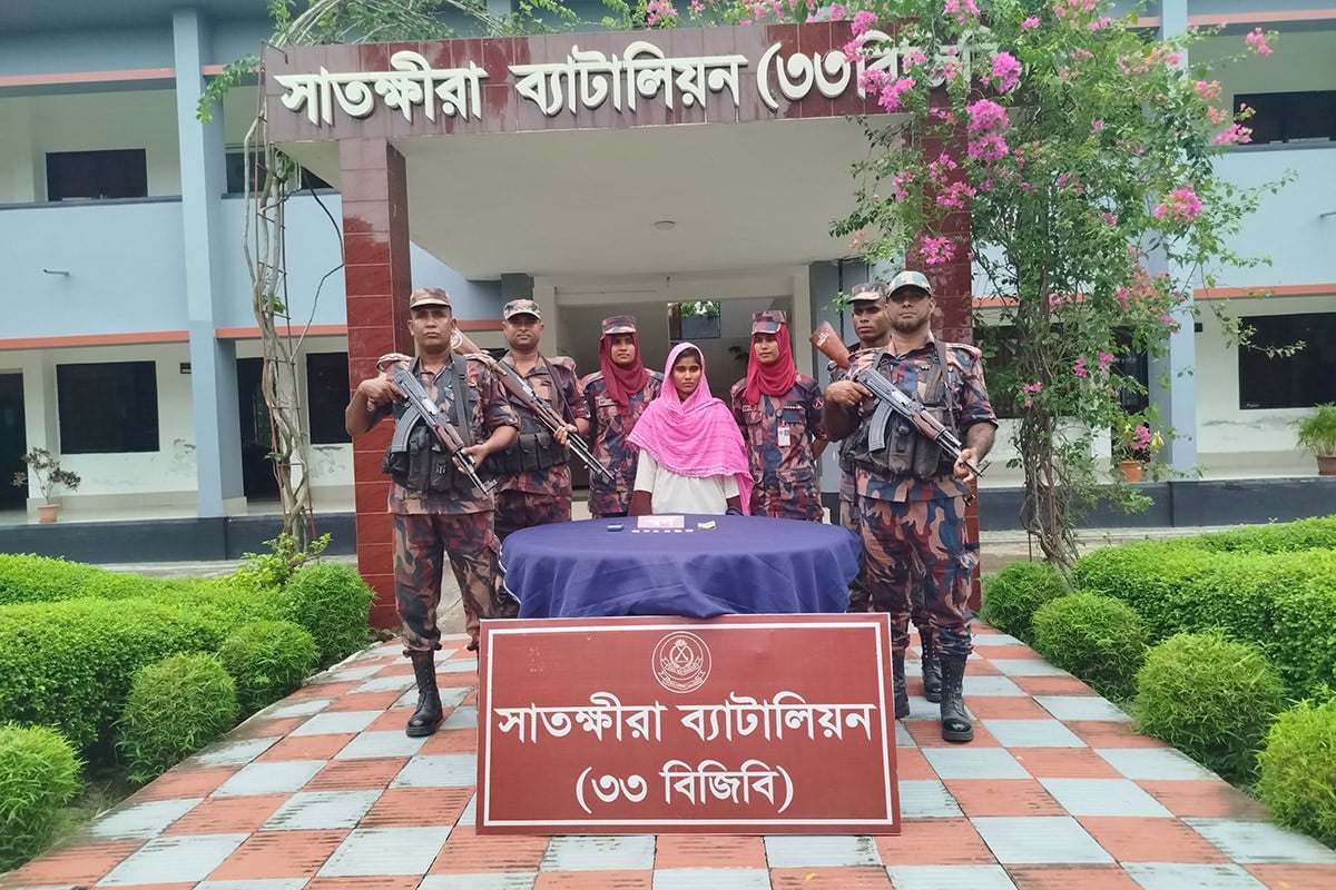 ভারতে পাচারের সময় ৭৬ লাখ টাকার স্বর্ণের বারসহ নারী আটক