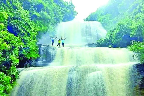 ঝরনায় মৃত্যুর মিছিল