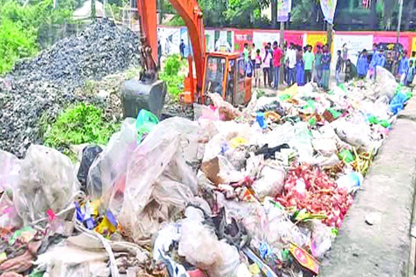 খাল বাঁচাতে আবর্জনা অপসারণে ছাত্র-জনতা