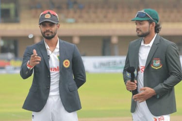 কলম্বো টেস্টে: টস জিতে ব্যাটিংয়ে বাংলাদেশ