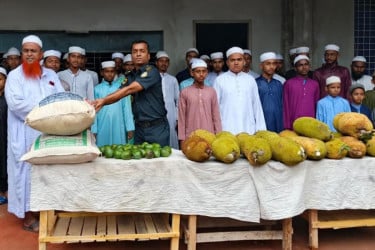 ঠাকুরগাঁওয়ে খাদ্যসামগ্রী নিয়ে এতিম শিশুদের পাশে জেলা কারা কর্তৃপক্ষ