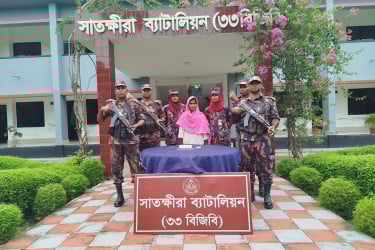 ভারতে পাচারের সময় ৭৬ লাখ টাকার স্বর্ণের বারসহ নারী আটক
