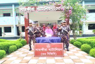 ভারতে পাচারের সময় স্বর্ণের বারসহ নারী আটক