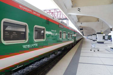 কমলাপুর স্টেশনে ট্রেনের টয়লেটে যাত্রীকে ধর্ষণের অভিযোগ, রেলওয়ে কর্মচারী আটক