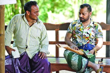 উদ্ভট সব কর্মকাণ্ড  নিয়ে ‘ফাউল’
