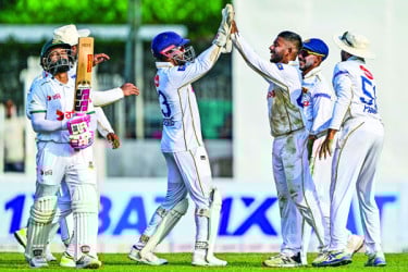 ইনিংসে বড় জুটি হয়নি