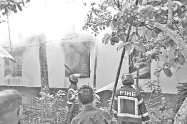 প্রবাসীকে পিটিয়ে হত্যা শ্বশুরবাড়িতে আগুন গ্রামবাসীর