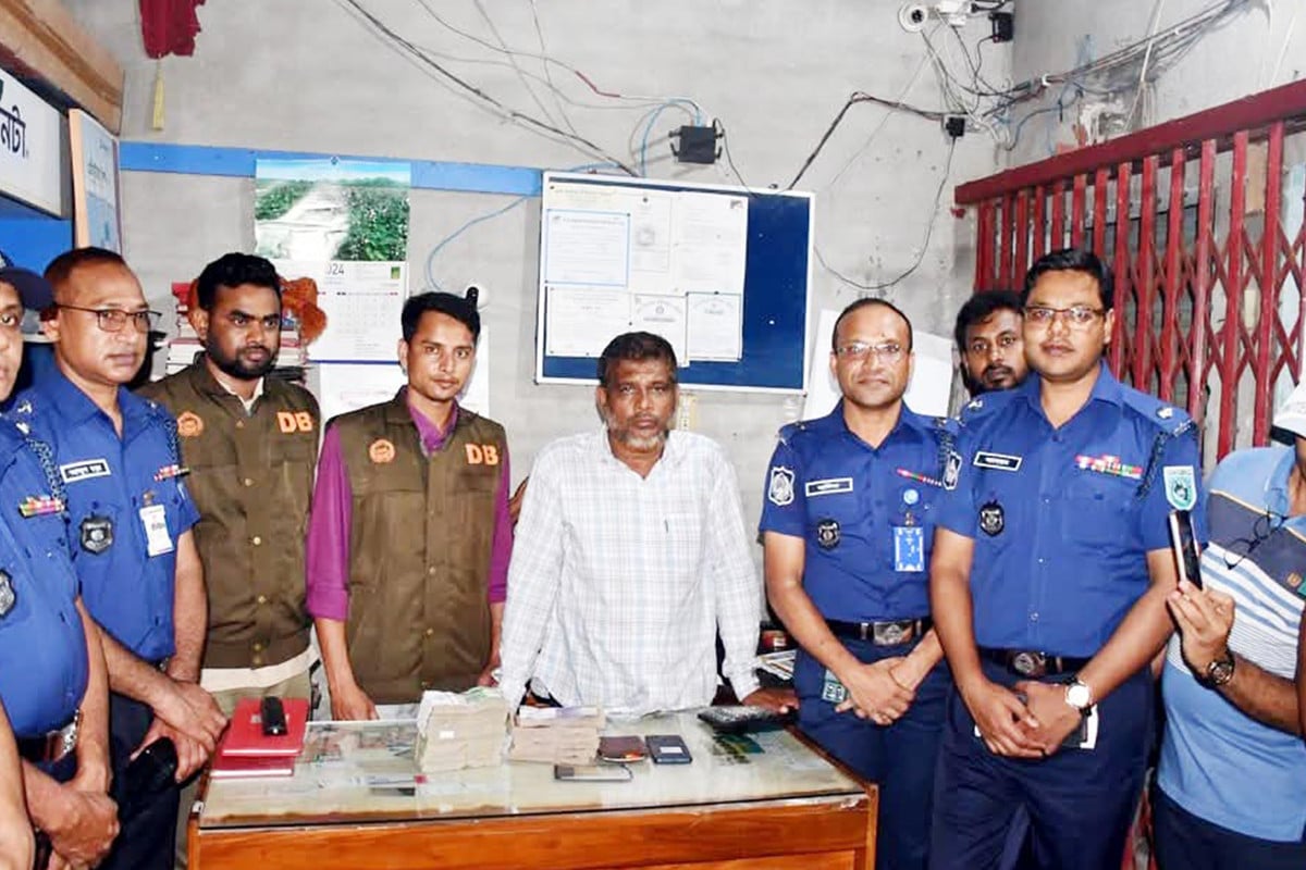ঋণ থেকে রেহাই পেতে ৩৪ লাখ টাকা ছিনতাইয়ের নাটক!