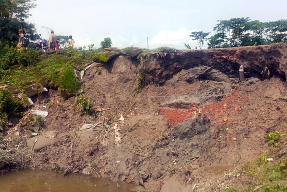 কলাপাড়ায় বেড়িবাঁধ সংলগ্ন স্লুইজ গেটের বেহাল অবস্থা
