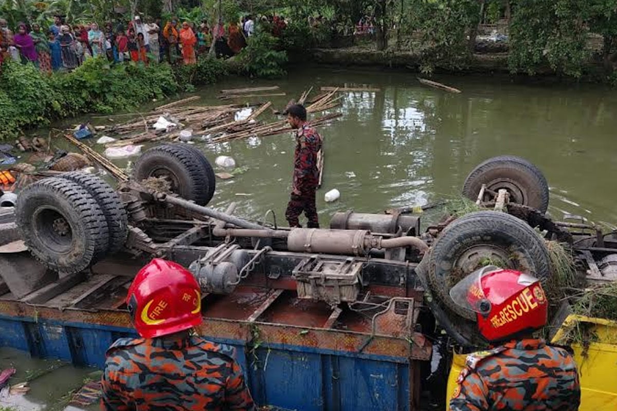 বরিশালে ট্রাক উল্টে পুকুরে, দুই নারী নিহত