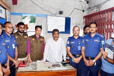 ঋণ থেকে রেহাই পেতে ৩৪ লাখ টাকা ছিনতাইয়ের নাটক!
