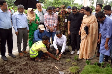 পূর্বাচলে ডিএনসিসির বনায়ন কর্মসূচির উদ্বোধন